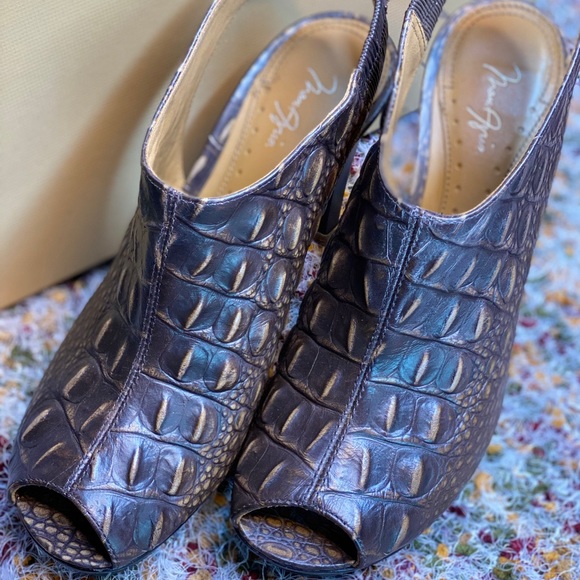 MaxAzria Brown Croc Slingbacks - Picture 3 of 5
